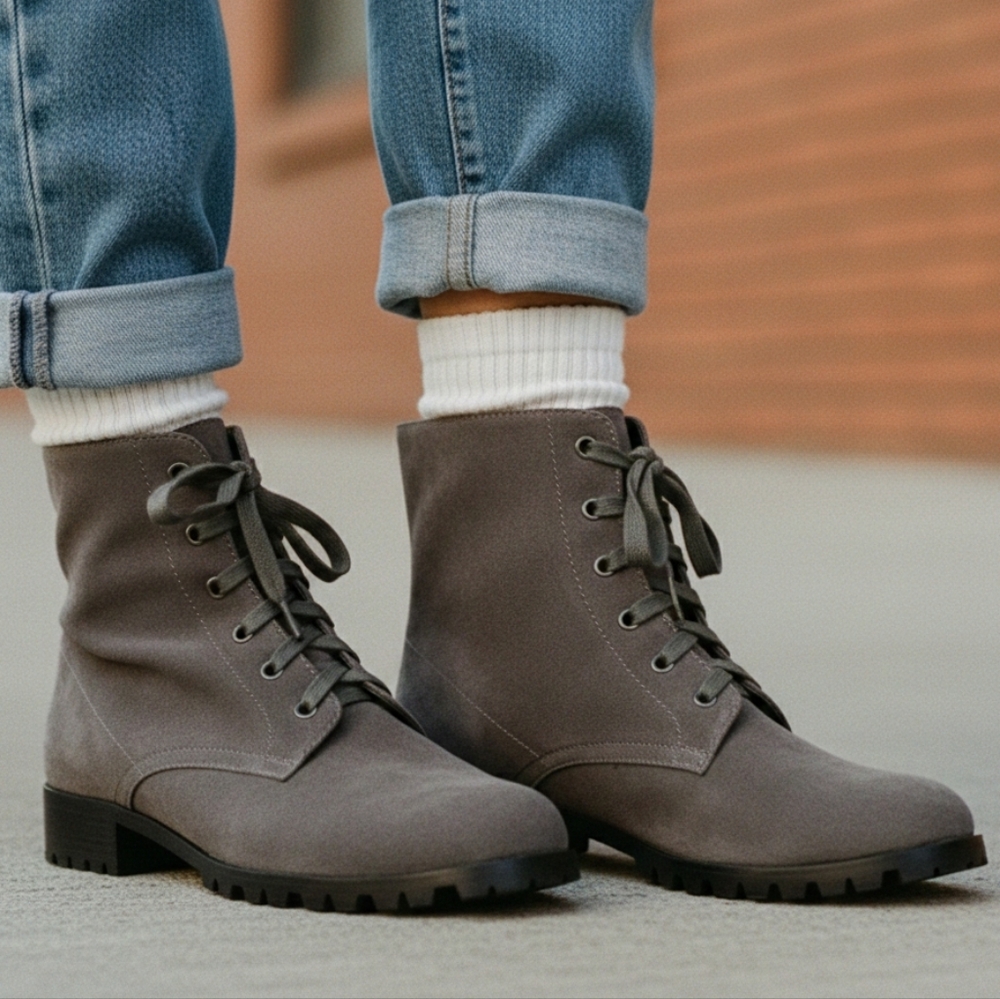 NWOT Le Chateau 38 Indie Sleeze Modern Contemporary Lace Up Suede Combat Boots